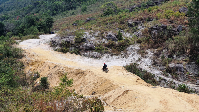 Qua 10 năm, đơn vị chủ đầu tư dự án khu du lịch sinh thái, tâm linh núi Bằng Am mới chỉ mở được 1 tuyến đường công vụ dài 12km nằm ngoài dự án. Ảnh: L.K.