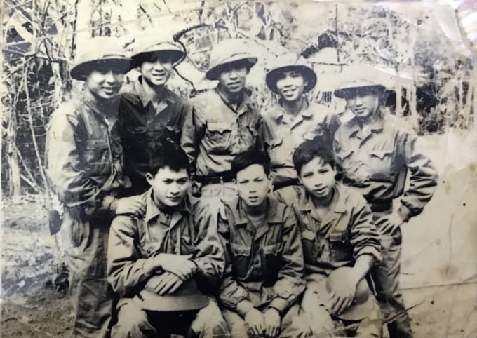 Bức ảnh chụp 8 người thuộc đơn vị ông Nguyễn Lê Mỹ (hàng ngồi, ngoài cùng bên trái) và ông Phạm Ngọc Hùng (hàng đứng, thứ hai từ trái sang). Ảnh: NVCC.