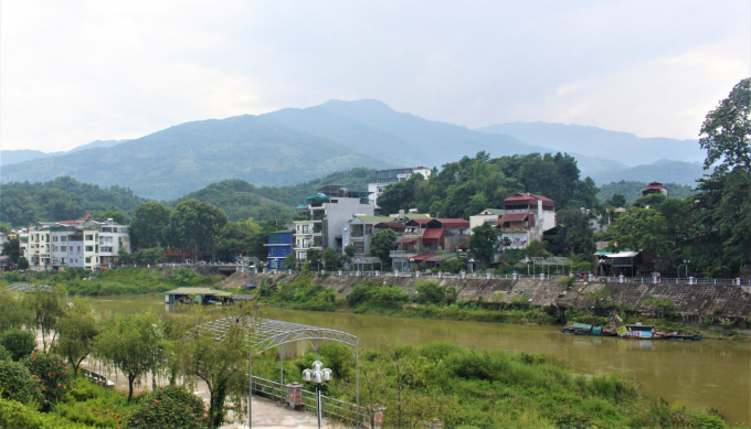 Sông Lô đang bị nhiều công trình lấn chiếm.