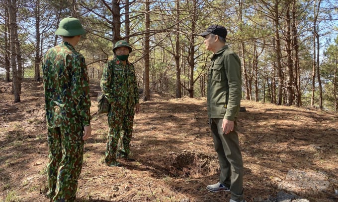 Ông Trương Văn Thắng (giữa), Đội trưởng Đội Quy tập hài cốt liệt sỹ Quân đoàn 3. Ảnh: Đức Minh.