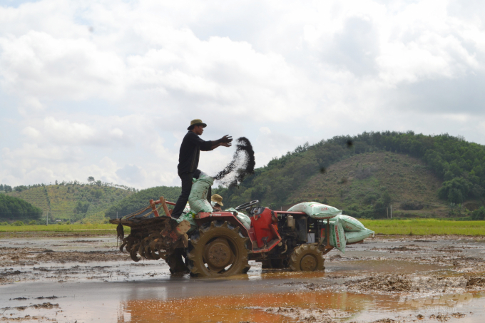Nông dân ở Đông Nam Bộ cần sử dụng nước hợp lý để đảm bảo đủ nước cho cả vụ mùa. Ảnh: Trần Trung.