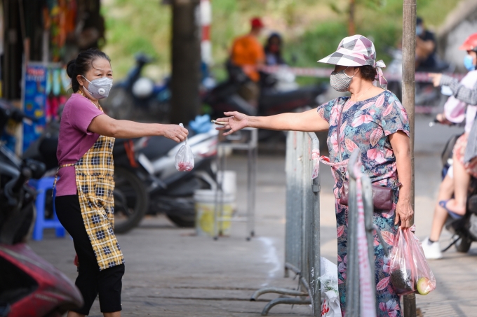 Hà Nội cho phép mở một số cơ sở kinh doanh từ 12h ngày 16/9. Ảnh: Tùng Đinh.