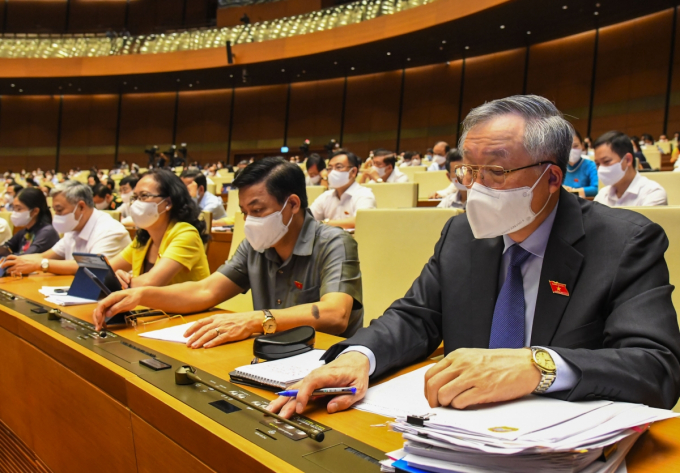 Đại biểu đoàn Bắc Giang bấm nút biểu quyết Chương trình mục tiêu quốc gia giảm nghèo bền vững và xây dựng nông thôn mới giai đoạn 2021-2025.
