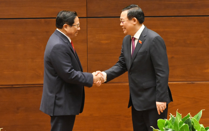 Chủ tịch Quốc hội Vương Đình Huệ chúc mừng ông Phạm Minh Chính (trái) tái đắc cử Thủ tướng Chính phủ.