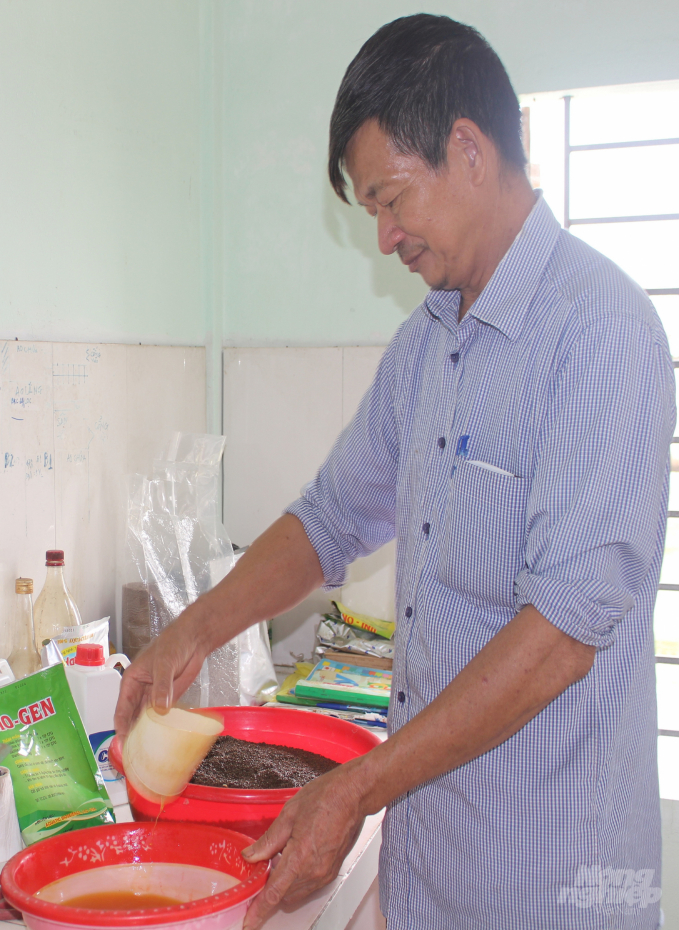 Gia đình ông Hoàng Văn Minh (huyện Nghĩa Hưng) giảm quy mô sản xuất, cho tôm ăn cám dè dặt. Ảnh: An Lãng.
