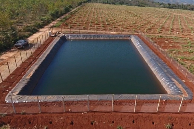 Ao chứa nước của gia đình ông Lạ Cảnh Cường rộng 600 m2 đảm bảo nước tưới cho 22 ha sầu riêng trong mùa khô. Ảnh: M.P.