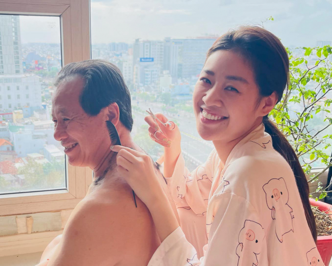 Hoa hậu Khánh Vân cắt tóc cho cha trong những ngày giãn cách xã hội.