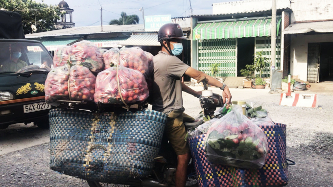 Hoạt động thu mua, lưu thông trái cây đã thuận lợi dần, nhưng tiêu thụ vẫn hết sức khó khăn do nhu cầu tụt mạnh. Ảnh: MĐ.