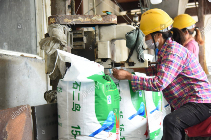 Công nhân đóng gói phân urê tại một nhà máy sản xuất phân bón tổng hợp ở thành phố Liên Vân Cảng, tỉnh Giang Tô. Ảnh: THX
