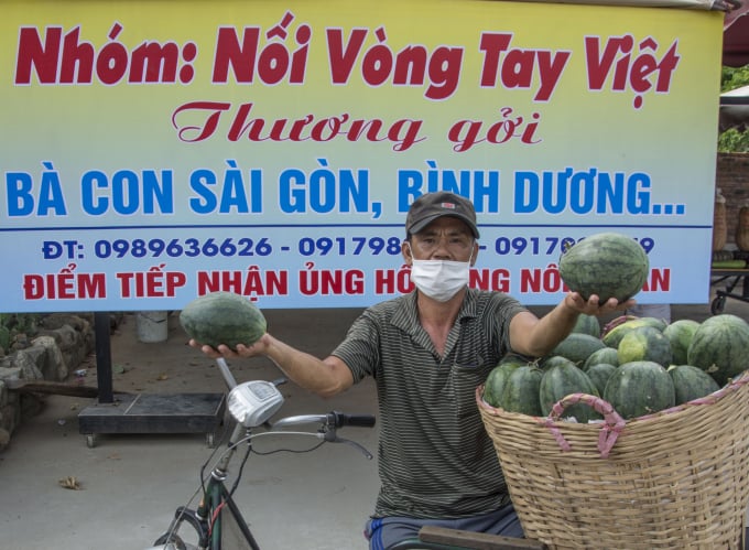 Anh Thuận đi lại thoăn thoắt và luôn nhắc chuyện phải quyên góp cho người nghèo ở Sài Gòn. Ảnh: Chương Lê.