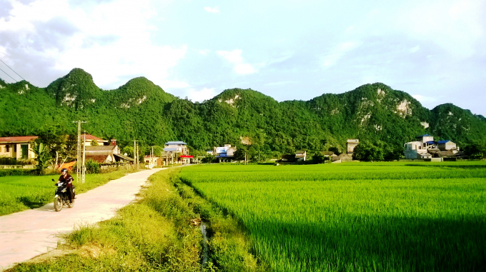 Những triền núi đá xanh thẳm bao bọc lấy những bản làng ở Chợ Chu. Ảnh: Thế Lượng.