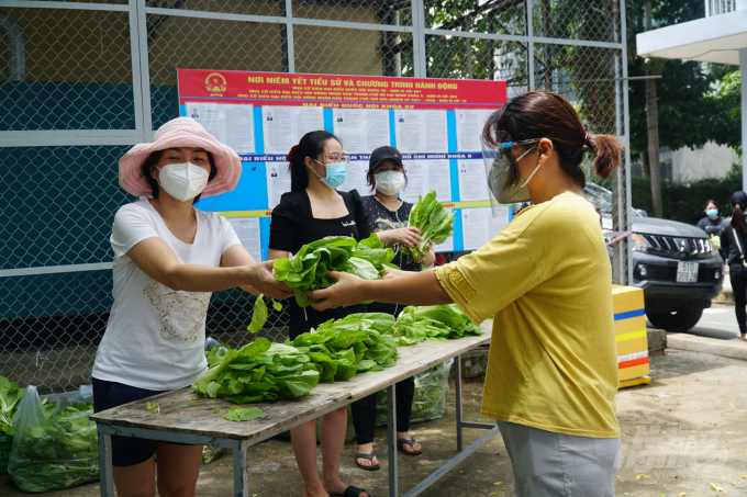 Phát rau cho bà con cư dân trong thời gian giãn cách xã hội. Ảnh: Nguyễn Thủy.