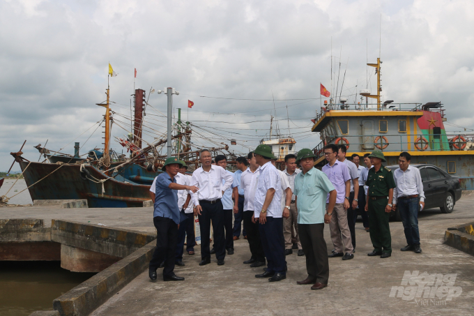 Thứ trưởng Bộ NN-PTNT Phùng Đức Tiến kiểm tra cơ sở hạ tầng Cảng cá Ninh cơ trước khi công nhận Cảng cá là Cảng cá loại I vào tháng 10/2020. Ảnh: MC.