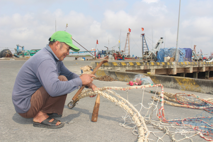 Ngư dân Nam Định sửa sang lại ngư lưới cụ trước khi ra khơi. Ảnh: MC.