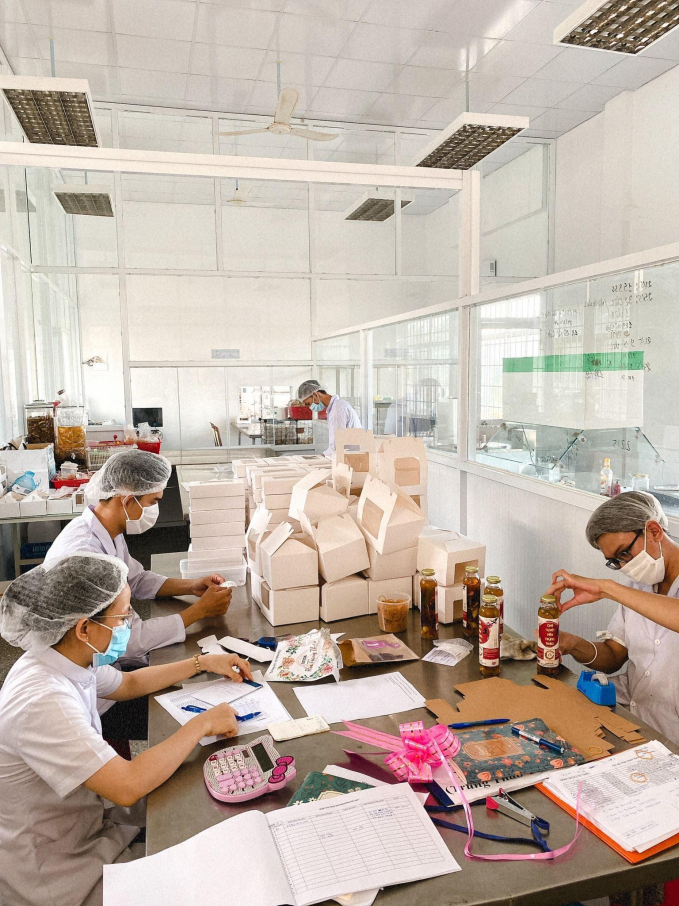 Hiện cơ sở của Đinh Hạnh đã có rất đa dạng sản phẩm chế biến, chiết xuất từ nấm đông trùng hạ thảo, phân phối ở nhiều thị trường nội địa và đang hướng tới mục tiêu xuất khẩu. Ảnh: Cơ Nguyễn.