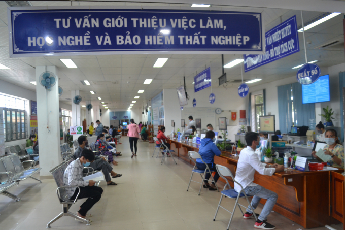 Người lao động đến Trung tâm DV-VL Bình Dương giải quyết chế độ và tìm cơ hội việc làm lúc chưa giãn cách xã hội. Ảnh: Trần Trung.