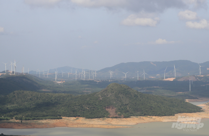 Trên địa bàn huyện Hướng Hóa hiện diện dày đặc các công trình điện gió. Ảnh: Công Điền.