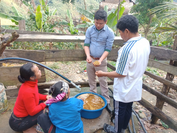 Ông Hồ Khiên chia sẻ cách ngâm ủ giống lúa nước bậc thang cho bà con dân bản. Ảnh: TP.