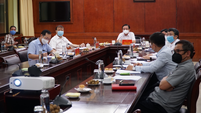 Bộ trưởng Bộ NN-PTNT Lê Minh Hoan cùng lãnh đạo Bộ Công thương, Ngân hàng Nhà nước Việt Nam chủ trì hội nghị trực tuyến ở đầu cầu Bộ NN-PTNT tại Hà Nội. Ảnh: Đức Minh.