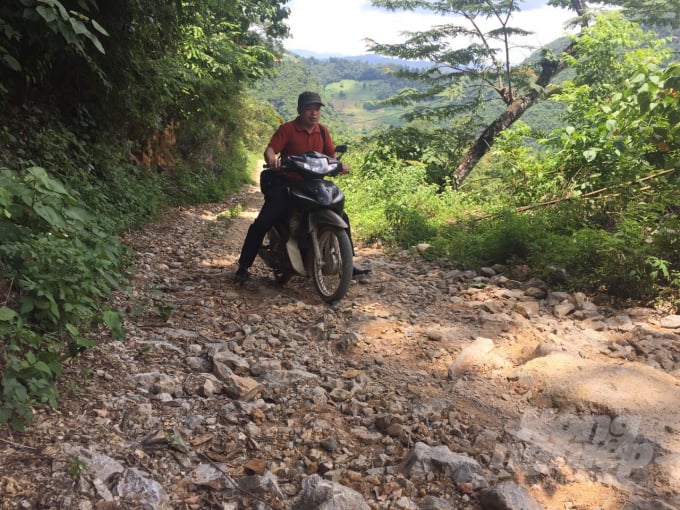 Đường lên xóm Lũng Rì tuy khó khăn, nhưng vẫn hơn một số xóm, bản khác ở xã Khánh Xuân, huyện Bảo Lạc vì vẫn còn đi được xe máy. Ảnh: Công Hải.