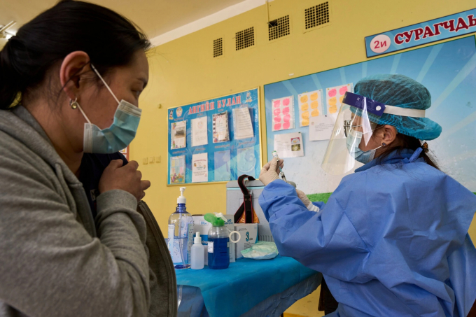 Một điểm tiêm vacxin Covid-19 ở thủ đô Ulaanbaatar, Mông Cổ. Ảnh: NYTimes.