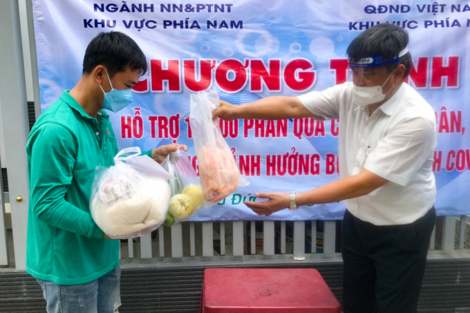 Thứ trưởng Bộ NN-PTNT Trần Thanh Nam - Tổ trưởng Tổ Công tác 970 của Bộ NN-PTNT trao quà cho người dân gặp khó khăn tại TP. HCM. Ảnh: Minh Sáng.