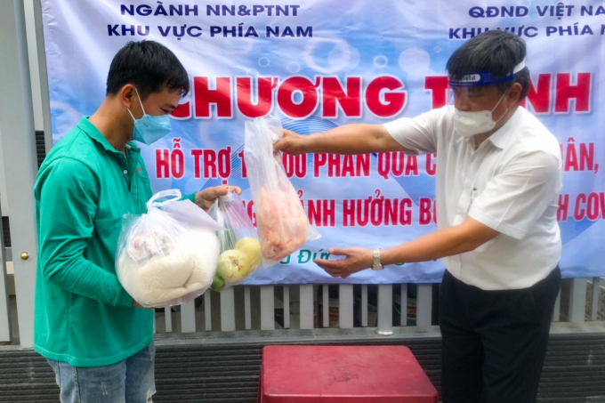 Deputy Minister of Agriculture and Rural Development Tran Thanh Nam - Head of Working Group 970 of the Ministry of Agriculture and Rural Development presents gifts to people in difficulty in Ho Chi Minh City.  Photo: Minh Sang.