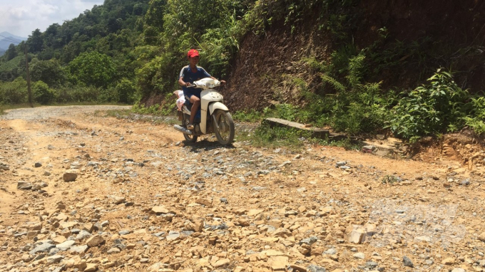 Đường đến xã Đức Hạnh vẫn chỉ là con đường cấp phối, đi từ trung tâm huyện Bảo Lâm đến xã chỉ hơn 40km, nhưng thời tiết thuận lợi cũng mất tới gần 2 tiếng đi xe máy, trời mưa nếu không bị sạt lở thì cũng mất tới gần 3 tiếng. Ảnh: Công Hải.