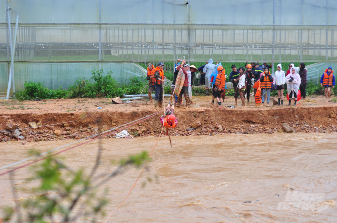 Lực lượng chức năng giải cứu người dân bị cô lập giữa nước lũ hồi tháng 8/2019. Ảnh: Minh Hậu.