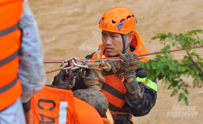 Lực lượng chức năng thực hiện công tác cứu nạn trong mưa bão ở huyện Lạc Dương, Lâm Đồng. Ảnh: Minh Hậu.