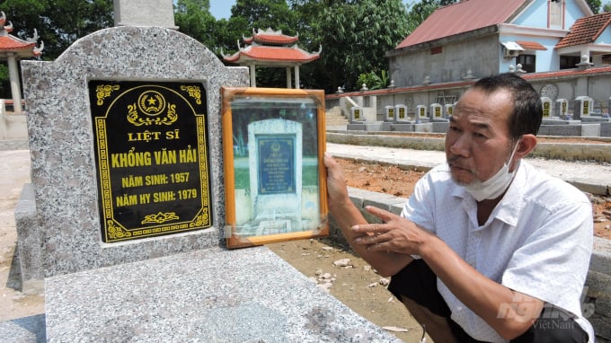 Biển tên mới trên bia mộ thể hiện sự sơ sài, thiếu thông tin so với ngôi mộ được an táng tại Tây Ninh trước khi gia đình đưa về nghĩa trang quê nhà an táng. Ảnh: Toán Nguyễn.