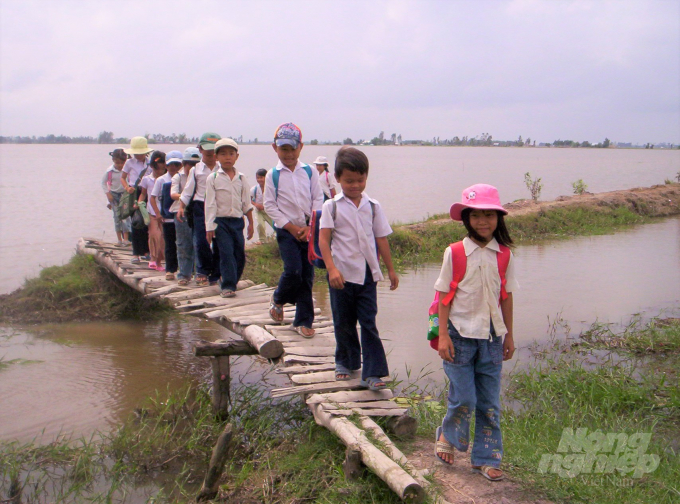 Hình ảnh ngập lũ đặc thù vùng Tứ giác Long Xuyên những năm trước đây. Ảnh: Trung Chánh.