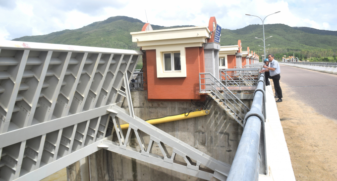 Lãnh đạo Công ty Thủy lợi Bình Định kiểm tra đập dâng Văn Phong nằm trên địa bàn huyện Tây Sơn để chuẩn bị công tác an toàn hồ đập trong mùa bão lũ năm 2021. Ảnh: Vũ Đình Thung.