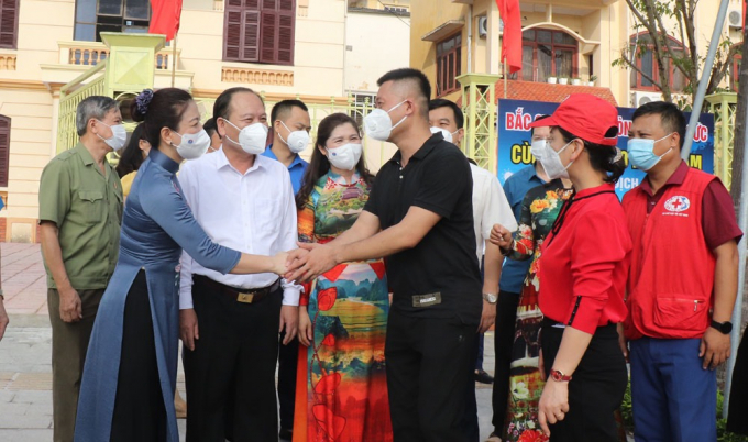 Giây phút tiễn các thành viên Đoàn xe tình nguyện với những tình cảm của lãnh đạo tỉnh Bắc Giang gửi gắm cùng những phần quà thiết yếu tình nghĩa. Ảnh: Thanh Minh. 