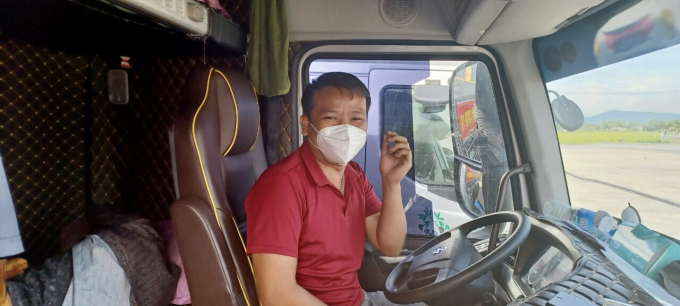 Nụ cười tươi luôn thường trực trên môi các bác tài trong Đoàn xe tình nguyện của Tỉnh Bắc Giang đi vào tiếp sức cho vùng 'tâm dịch'. Ảnh: Thanh Minh.