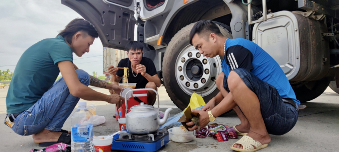 Những bữa ăn tranh thủ trên đường đi để các bác tài trong Đoàn xe tình nguyện Bắc Giang lại nhanh chóng lên đường chuyển hàng vào cứu trợ cho vùng dịch miền Nam nhanh nhất. Ảnh: Thanh Minh.