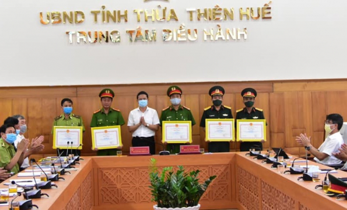Lãnh đạo tỉnh Thừa Thiên - Huế tặng bằng khen cho nhiều cá nhân, tổ chức có thành tích trong công tác quản lý, bảo vệ và phòng cháy chữa cháy rừng. Ảnh: T.T