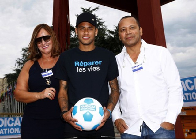 Neymar giữ quan hệ chặt chẽ với gia đình, ngay cả khi thành người nổi tiếng. 