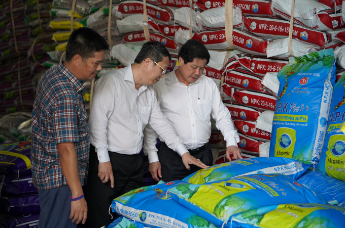 Thứ trưởng Bộ NN-PTNT Lê Quốc Doanh (ngoài cùng bên phải) thăm dây chuyền sản xuất phân bón NPK thế hệ mới của THANHDOGROUP. Ảnh: Nguyên Huân.