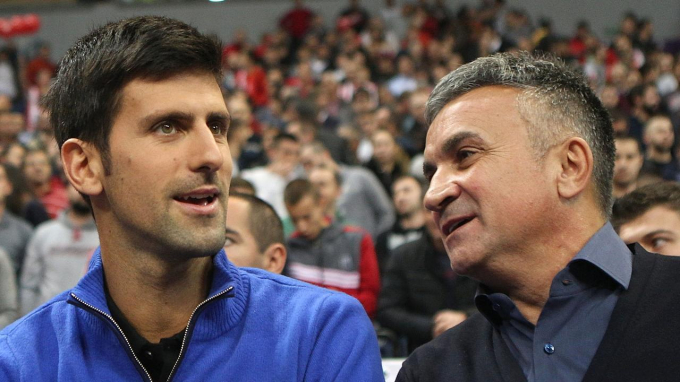 Ông Srdjan (phải) luôn theo sát từng bước đi của tay vợt Novak Djokovic. 