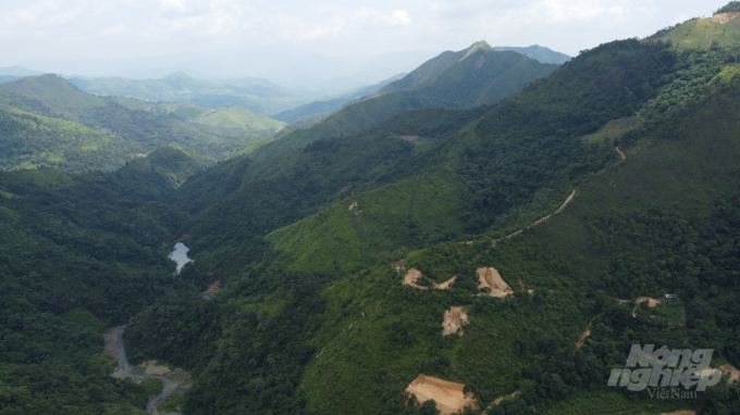 Những đại gia mỏ đang ngày ngày đào bới tài nguyên mang đi, còn cái nghèo thì ở lại với người dân Bảo Lâm. Ảnh: Toán Nguyễn.