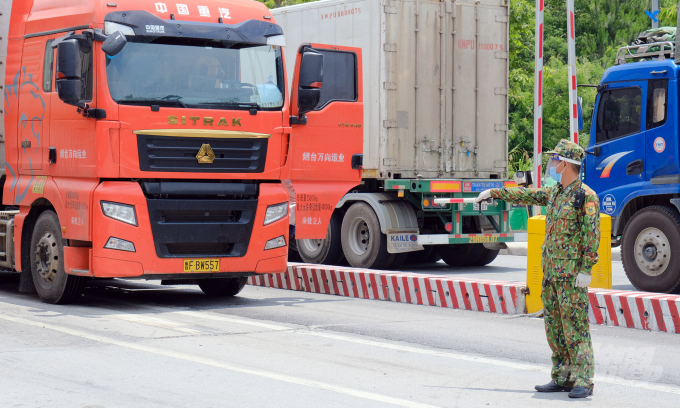 Trucks carrying goods to China passing through Huu Nghi border gate, Lang Son province. Photo: Bao Thang.