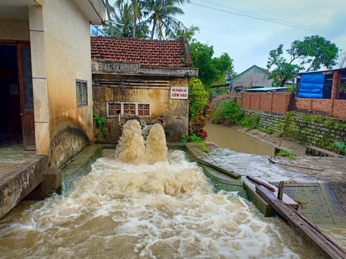 Công ty Thủy nông Đồng Cam đang nỗ lực cấp nước vụ hè thu. Ảnh: K.S.