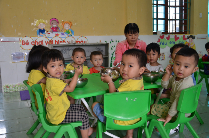 Bữa ăn của trẻ em ở trường mẫu giáo xã Trầm Lộng, huyện Ứng Hòa. Ảnh: NNVN.