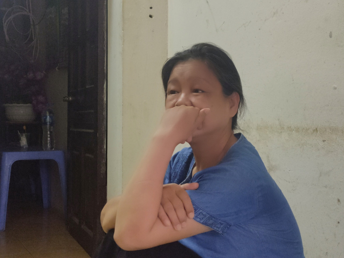 Chị Nguyễn Thị Thoa, một lao động quê Nghệ An đang mắc kẹt ở Hà Nội. Ảnh: Phạm Hiếu.