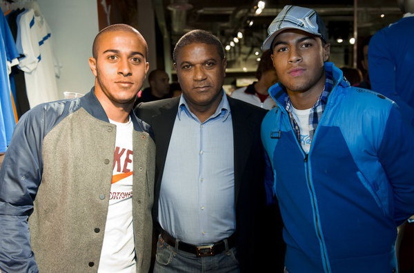 Thiago Alcantara (trái) cùng cha và người em trai Rafinha.