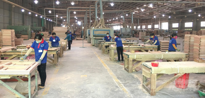 Nhiều doanh nghiệp chế biến gỗ xuất khẩu ở Bình Định đang nỗ lực duy trì sản xuất theo phương châm '3 tại chỗ' để đáp ứng nhu cầu của thị trường. Ảnh: Vũ Đình Thung.