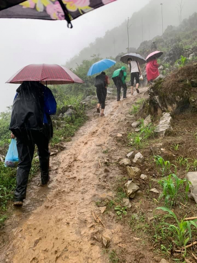 Hiện nay trên địa bàn tỉnh Cao Bằng vẫn còn hàng trăm xóm, bản chưa có đường giao thông kiên cố, trời mưa phải đi bộ. Ảnh: Công Hải.