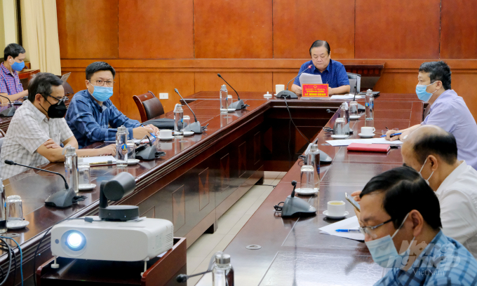 Bộ trưởng Lê Minh Hoan chủ trì cuộc họp tại điểm cầu Bộ NN-PTNT. Ảnh: Bảo Thắng.