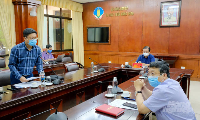 Mr. Nguyen Quoc Toan, Director of the Agro Processing and Market Development Authority, reporting to Minister Le Minh Hoan on the production and consumption of agro-products. Photo: Bao Thang.